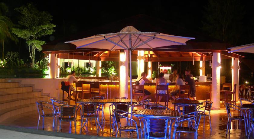 Hotel The Warwick Fiji Korolevu  Esterno foto The bar at the pool