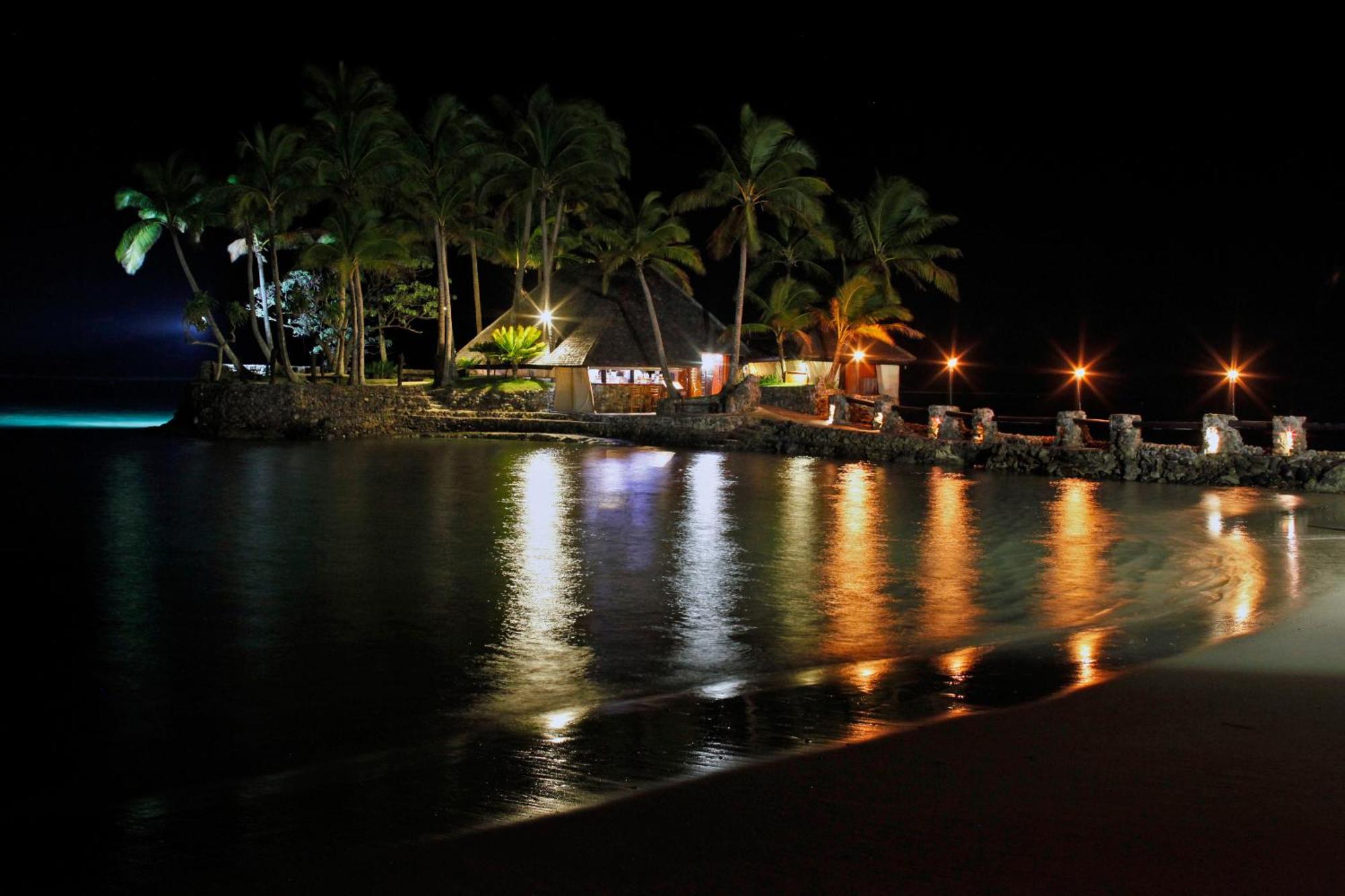 Hotel The Warwick Fiji Korolevu  Esterno foto Night view of the beach