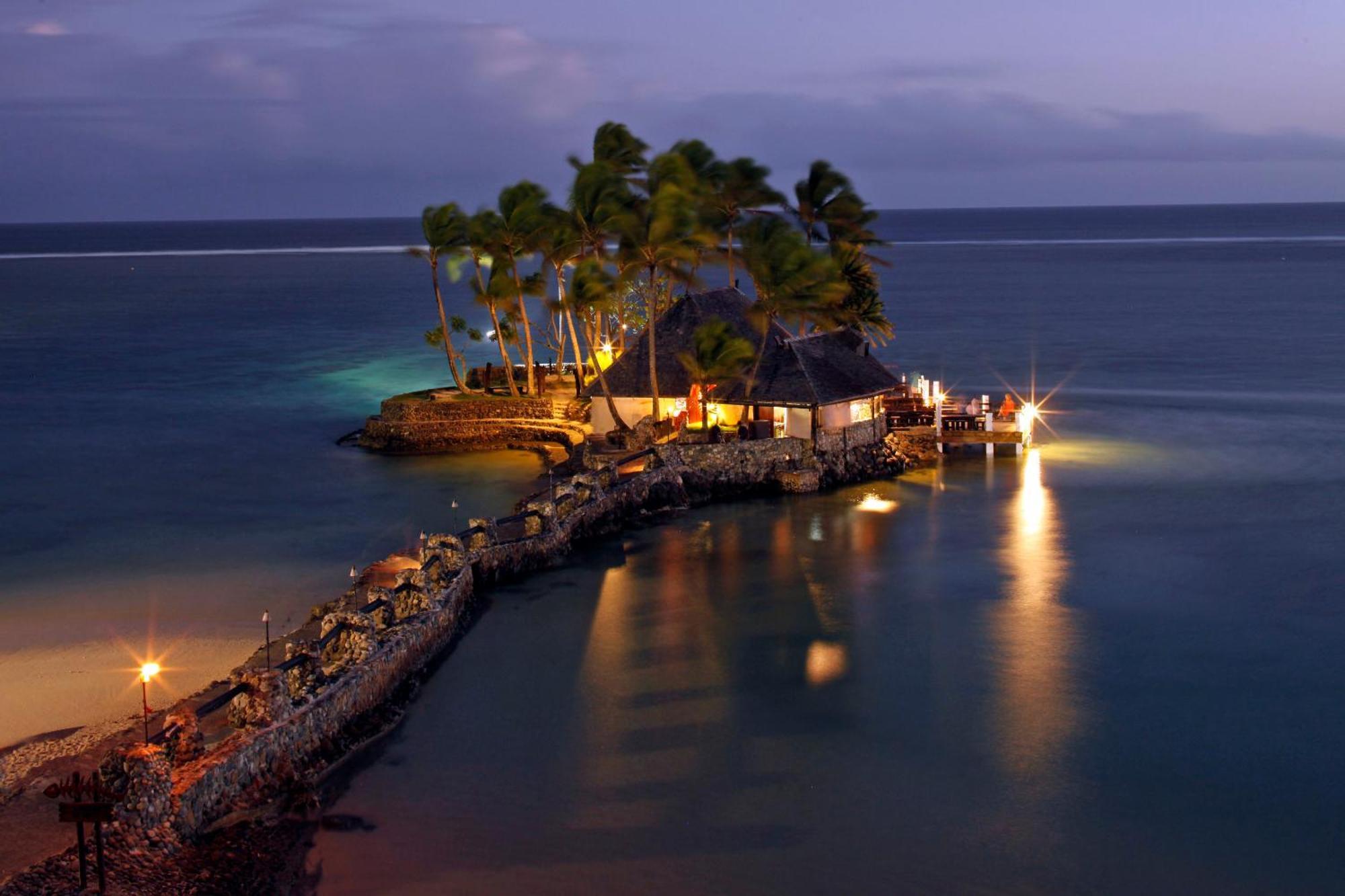 Hotel The Warwick Fiji Korolevu  Esterno foto The Rock at night