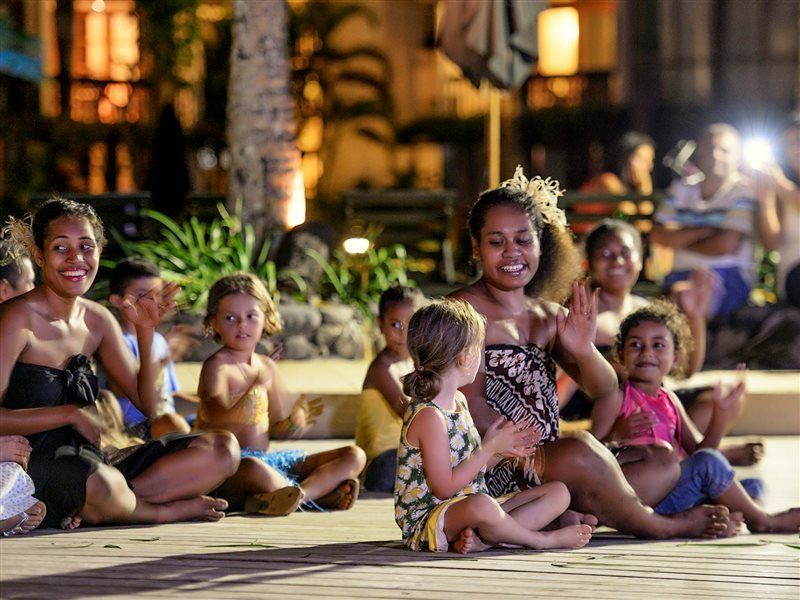 Hotel The Warwick Fiji Korolevu  Esterno foto A family from the Cook Islands
